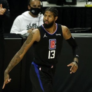 博鱼体育-【现场】当德克欢呼的时候 懵逼的卢指导做了什么？