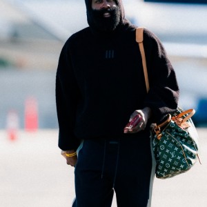 博鱼体育-三连客挑战爵士掘金太阳！快船众将登机照 哈登微笑&amp;小卡看手机