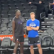 乐博体育-杜克校友！弗拉格与马卢阿奇今日赛前两人亲切热聊